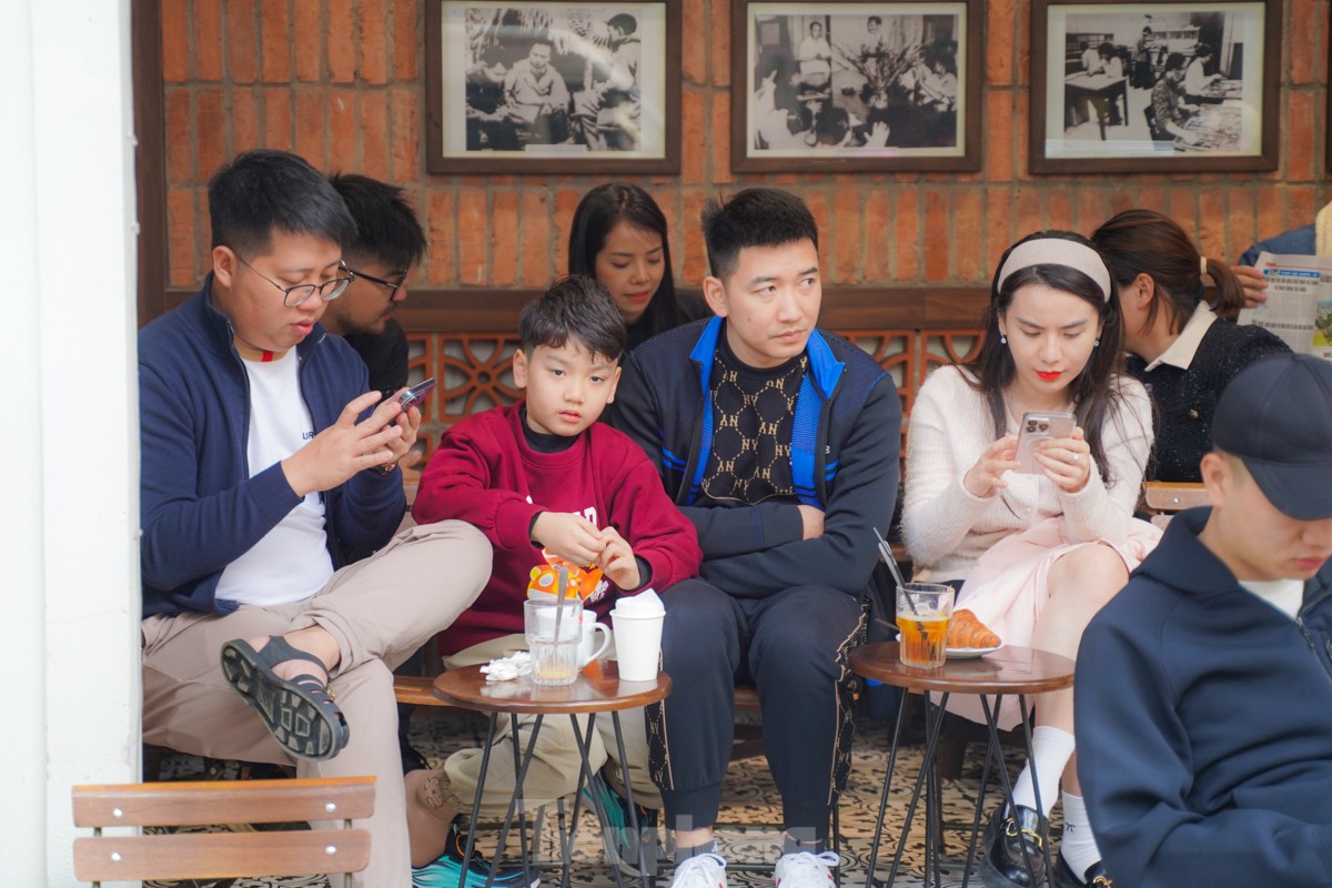 Hanoi people leisurely stroll and sightsee on the first day of the new year photo 14