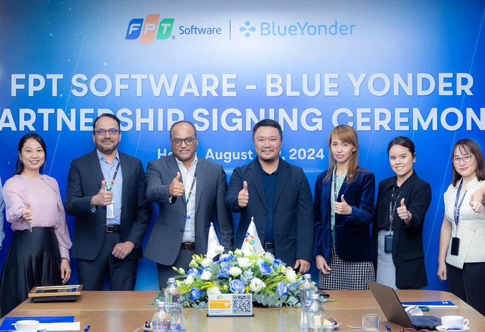 តំណាងក្រុមហ៊ុន FPT Software និង Blue Yonder ក្នុងពិធីចុះហត្ថលេខា