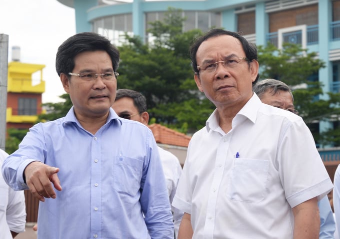 Secretary of the Ho Chi Minh City Party Committee (right) inspects the project construction site on the morning of June 13. Photo: Gia Minh