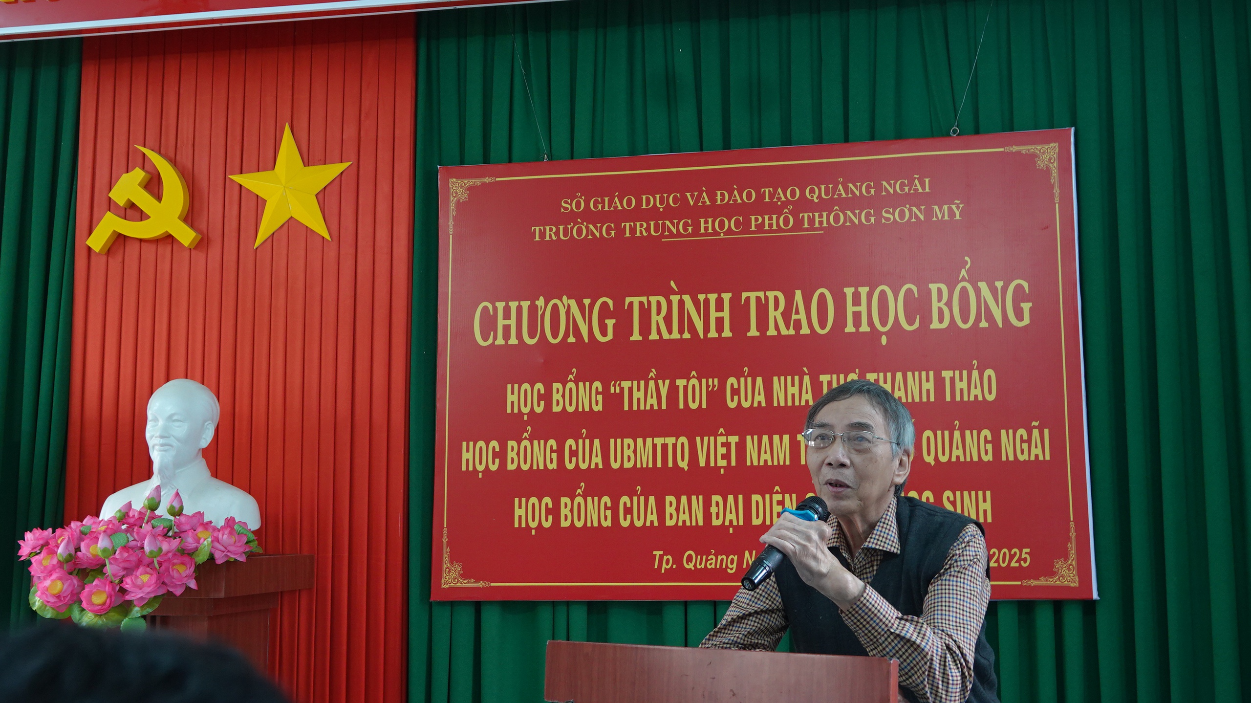 Học bổng 'Thầy tôi' của  nhà thơ Thanh Thảo đến với học sinh Sơn Mỹ- Ảnh 2.