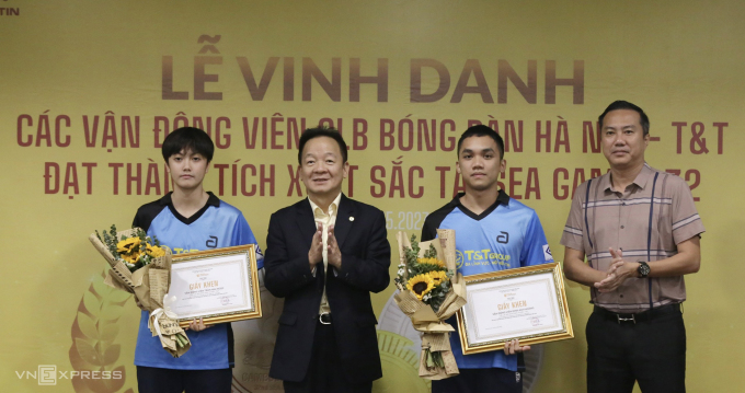 Mr. Hien said that in addition to his bonus, he also called on other businesses to donate money and gifts to Mai Ngoc and Anh Hoang. Photo: Phung Chien