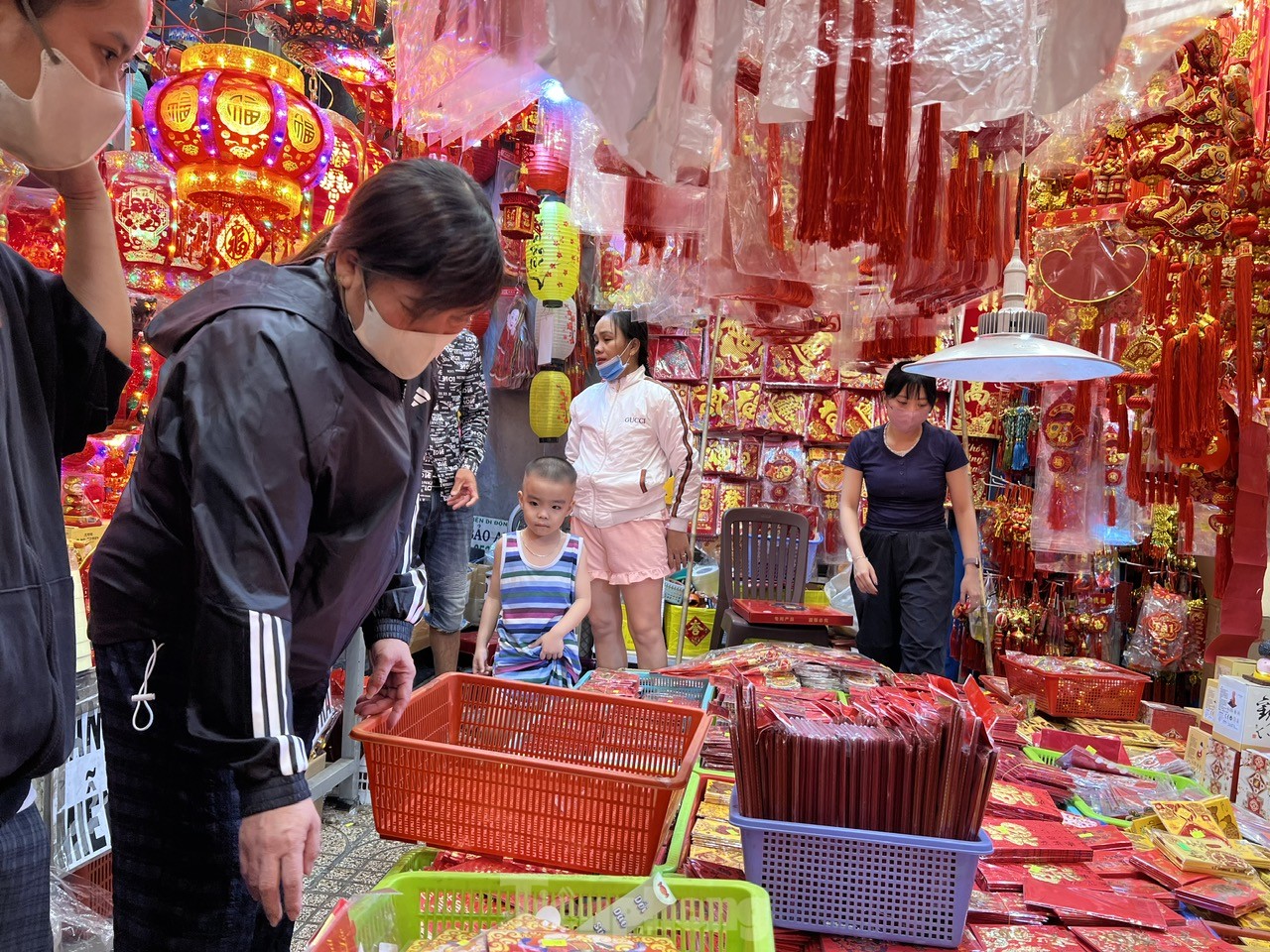 La couleur rouge recouvre la plus grande rue du Têt à Ho Chi Minh-Ville, animée par les acheteurs photo 4
