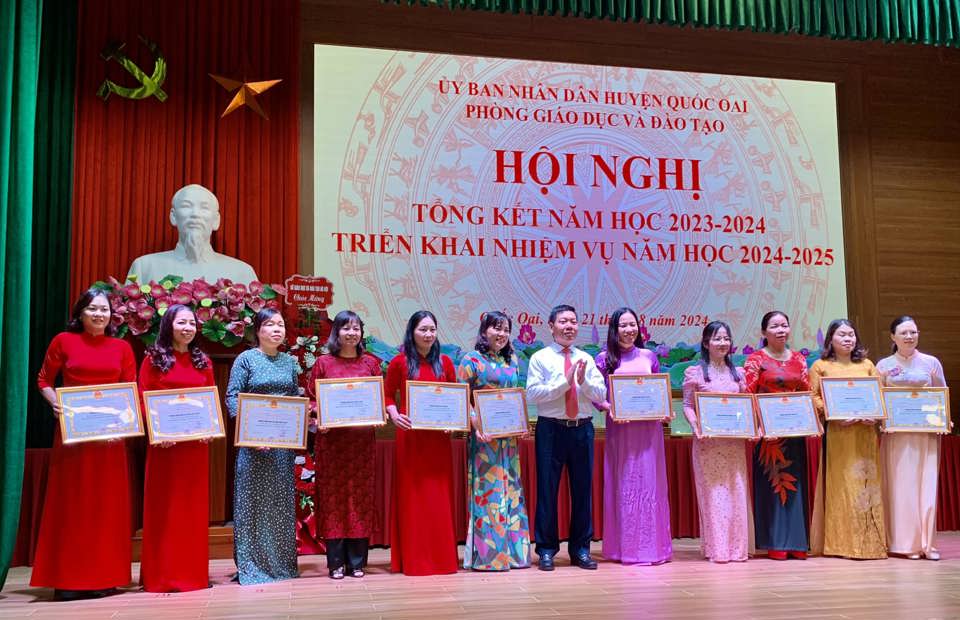 Chairman of Quoc Oai District People's Committee Nguyen Truong Son presented certificates of merit to advanced labor collectives in the 2023-2024 school year.