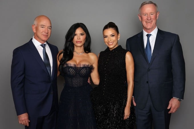 Jeff Bezos, Lauren Sanchez, Eva Longoria và Bill McRaven tại sự kiện trao giải. Ảnh: Courtesy of the Bezos Courage and Civility Awards