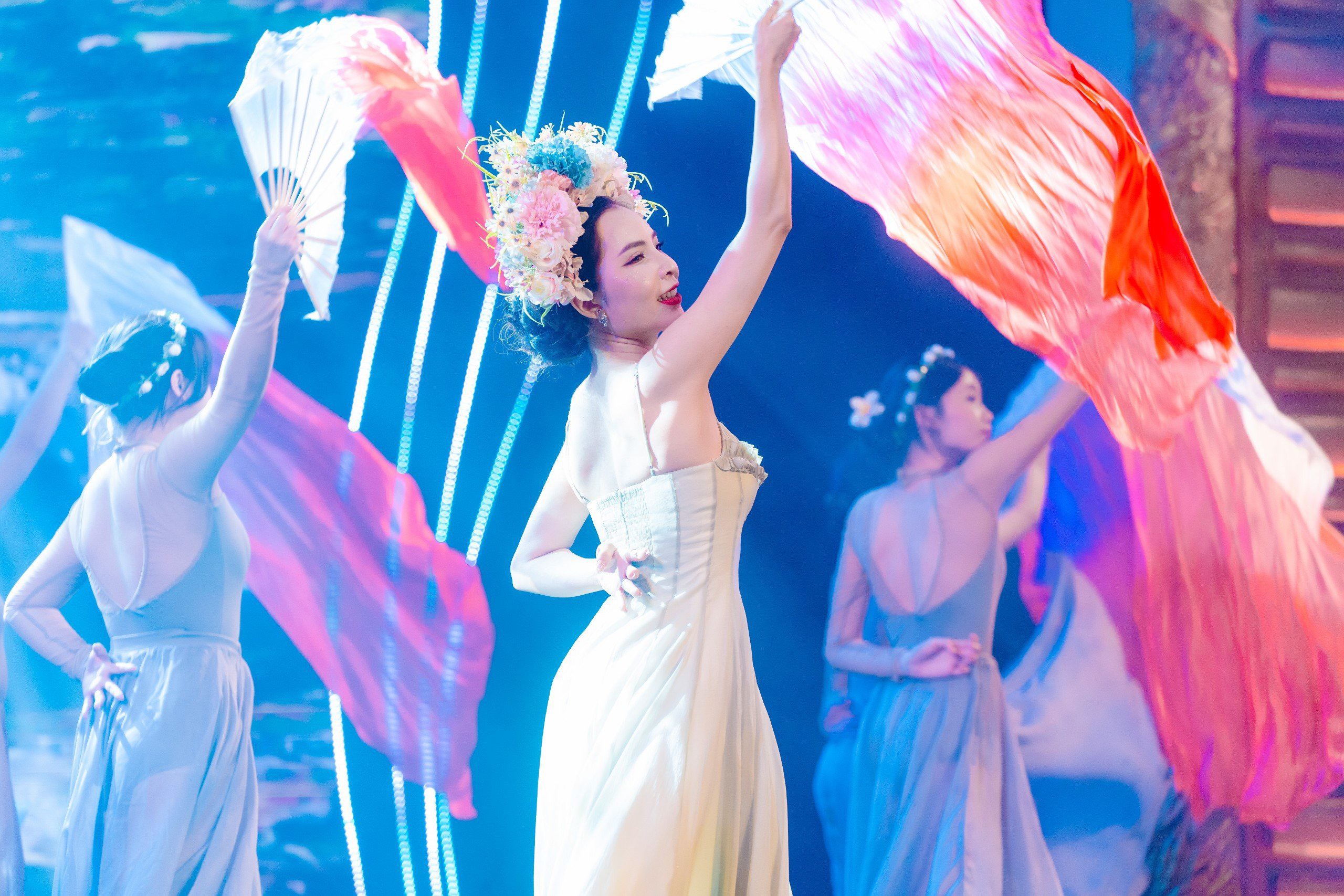 Lehrerin aus Hanoi gewinnt den Talented Beauty Award bei Miss Earth Vietnam 2024 -0