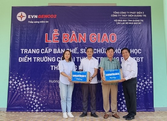 Câu lạc bộ Nhà báo nữ tỉnh Quảng Trị tặng nhiều phần quà cho học sinh, giáo viên vùng khó