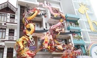 La pareja de dragones gigantes frente a la casa atrae la atención de los transeúntes. Foto: Nguyen Thang.