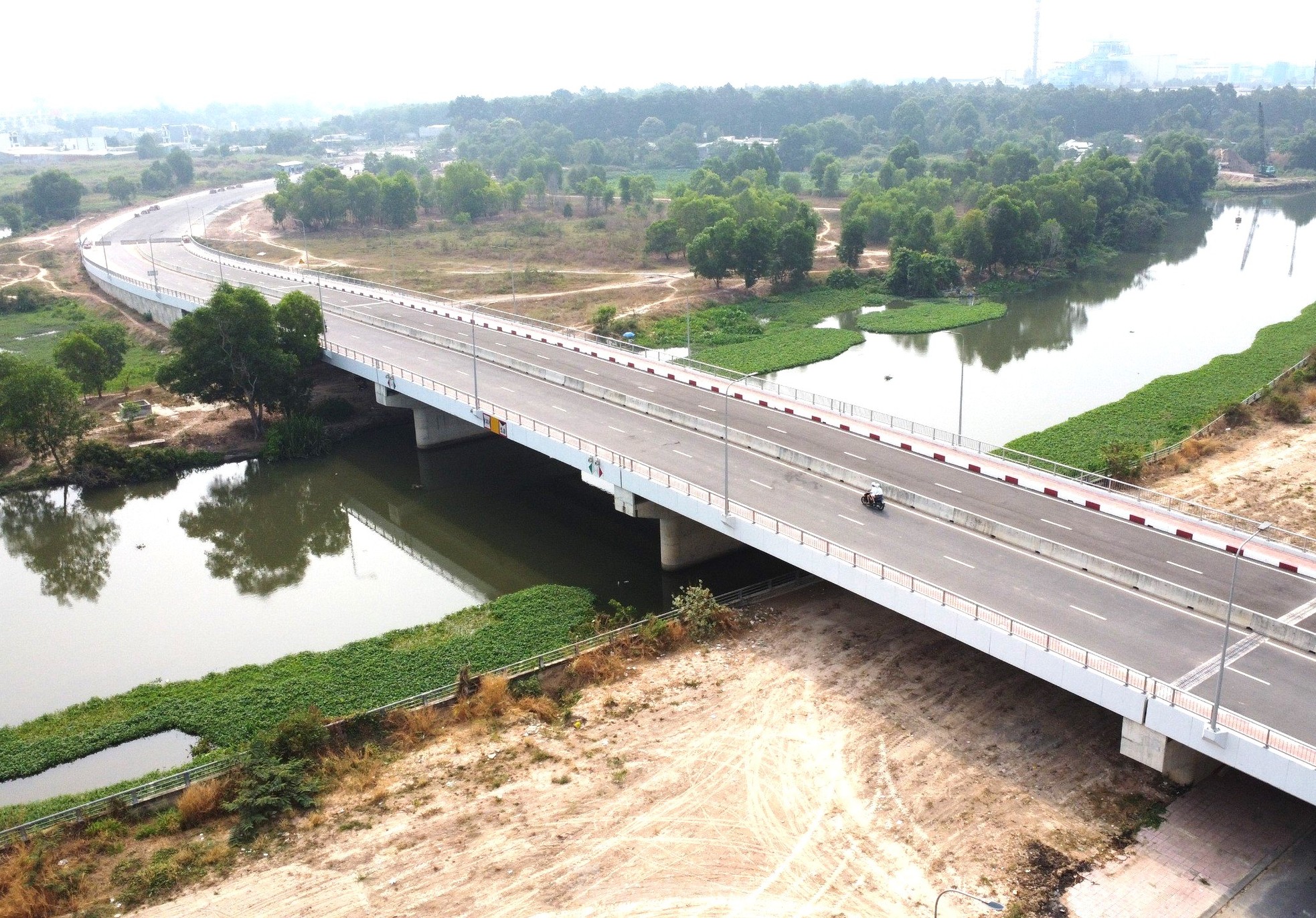 Close-up of Thi Tinh River overpass in Binh Duong about to open to traffic photo 7