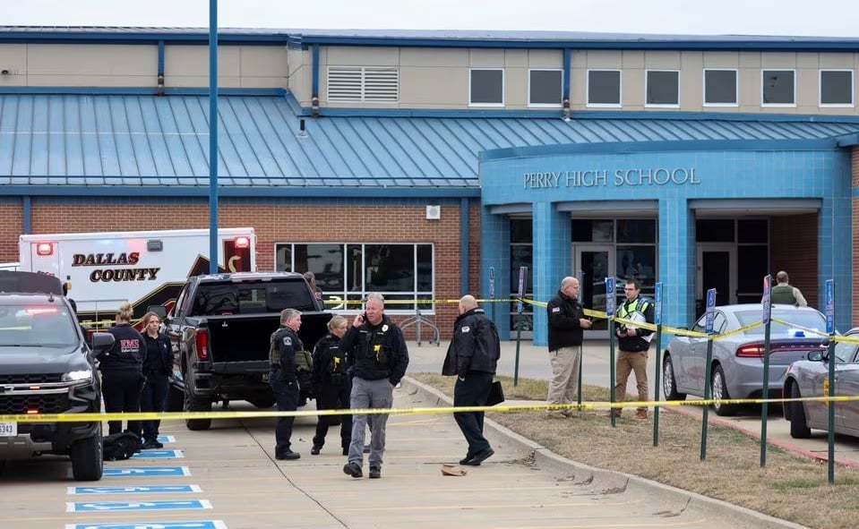 A 6th grade student wears a gun on his first day of school in the US.