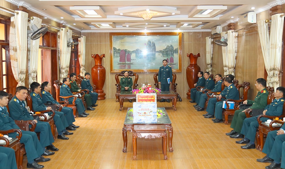 Senior Lieutenant General Le Huy Vinh visited, inspected and wished a Happy New Year to a number of units.