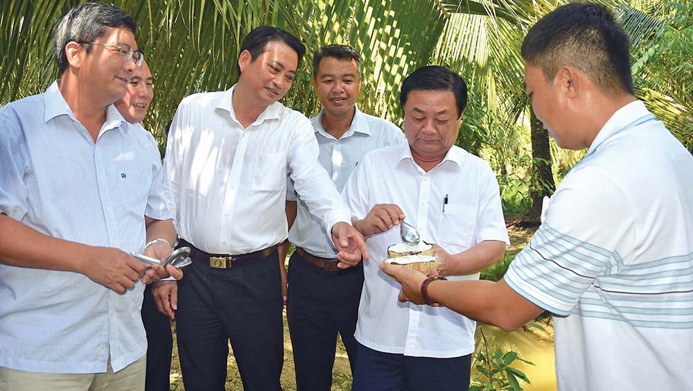 Minister of Agriculture and Rural Development Le Minh Hoan and leaders of Tra Vinh province surveyed the model of wax coconut growing business with embryo culture for high economic efficiency in Tra Vinh