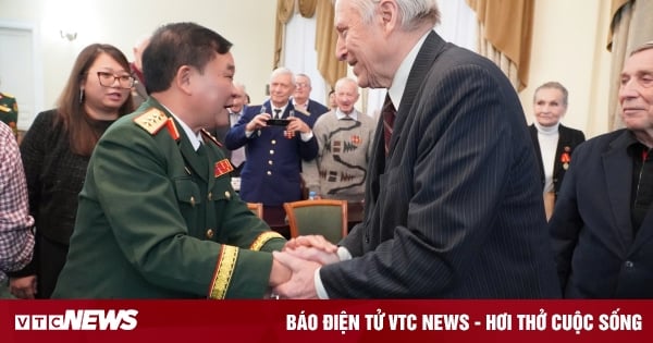 Deputy Minister of Defense meets with Russian veterans to pay tribute