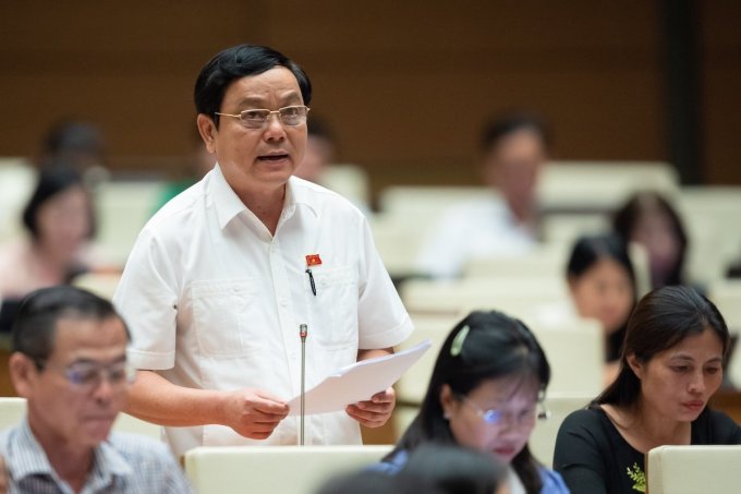 M. Hoang Duc Thang, chef adjoint de la délégation de Quang Tri, a pris la parole lors de la séance de discussion socio-économique du 31 mai. Photo : Hoang Phong