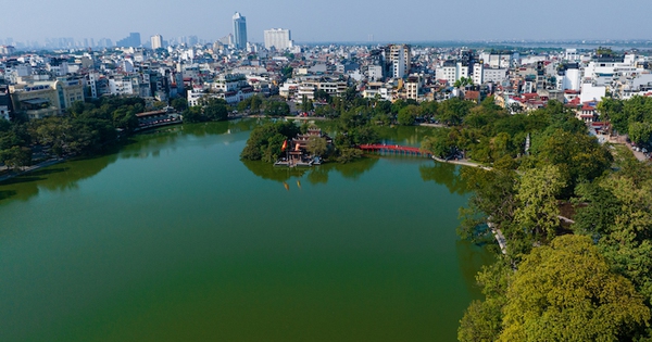 Admire the cultural and historical works of Hoan Kiem district from above