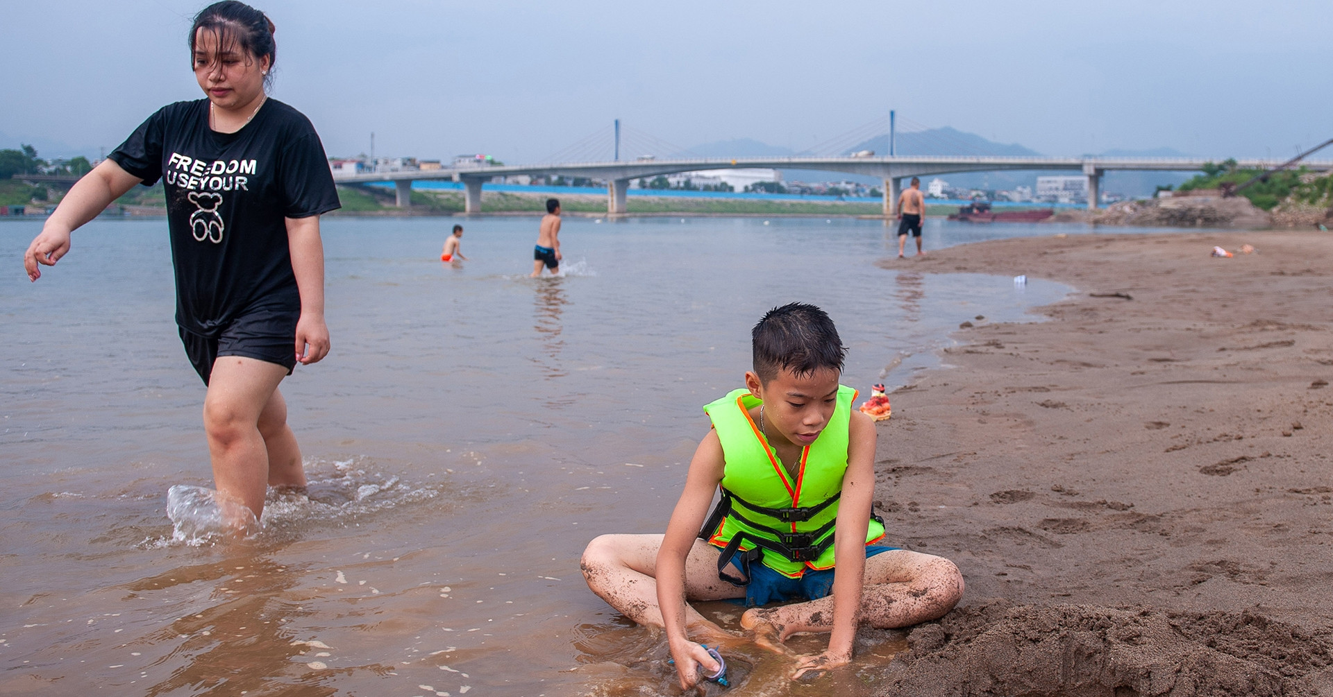 Caminar, bañarse y jugar en la arena en medio del río Da, que se seca gradualmente