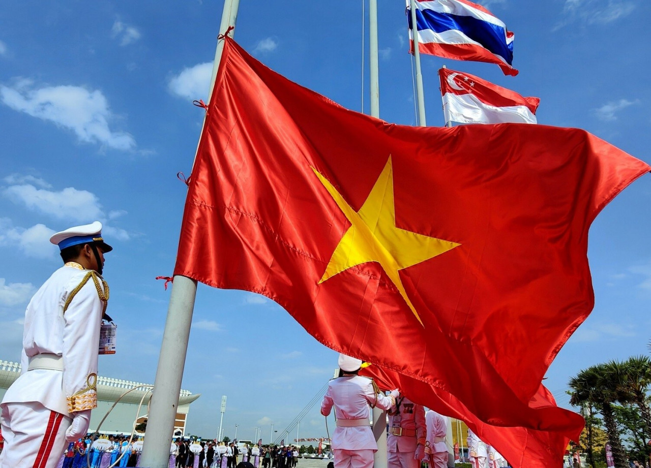 emotional moment of vietnam national flag flying at sea games 32