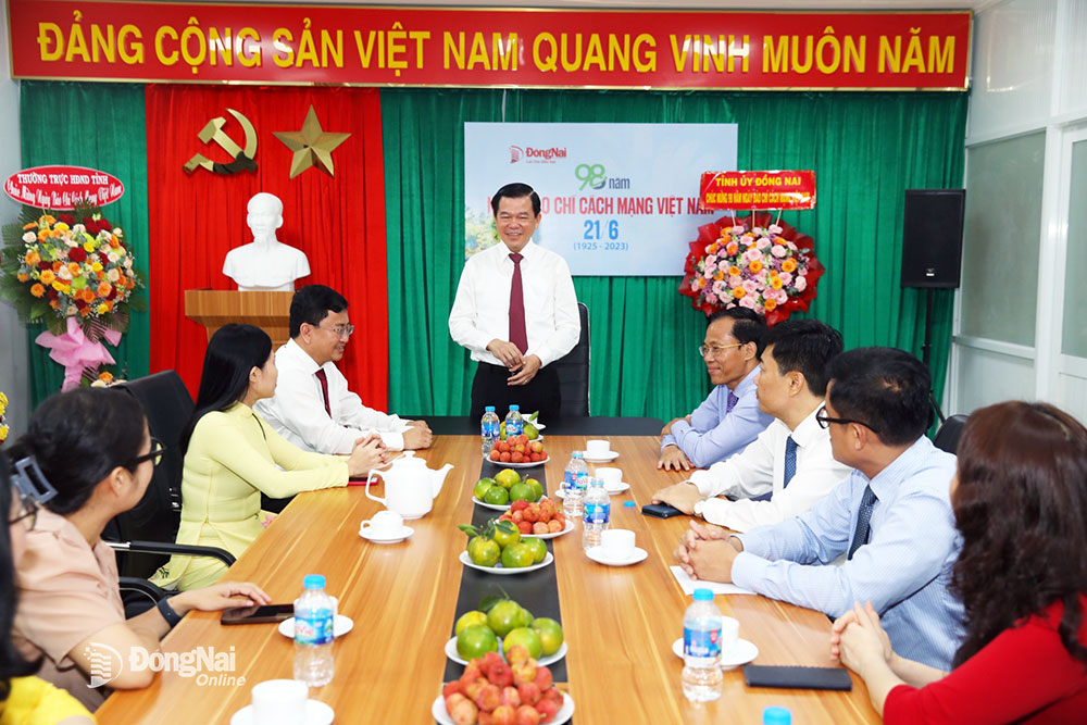 Provinzparteisekretär Nguyen Hong Linh hielt eine Glückwunschrede vor der Zeitung Dong Nai. Foto: Huy Anh