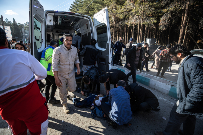 Ambulancias en el lugar de un doble atentado en la ciudad de Kerman, al sureste de Irán, durante un servicio conmemorativo del general Soleimani el 3 de enero. Foto: AFP