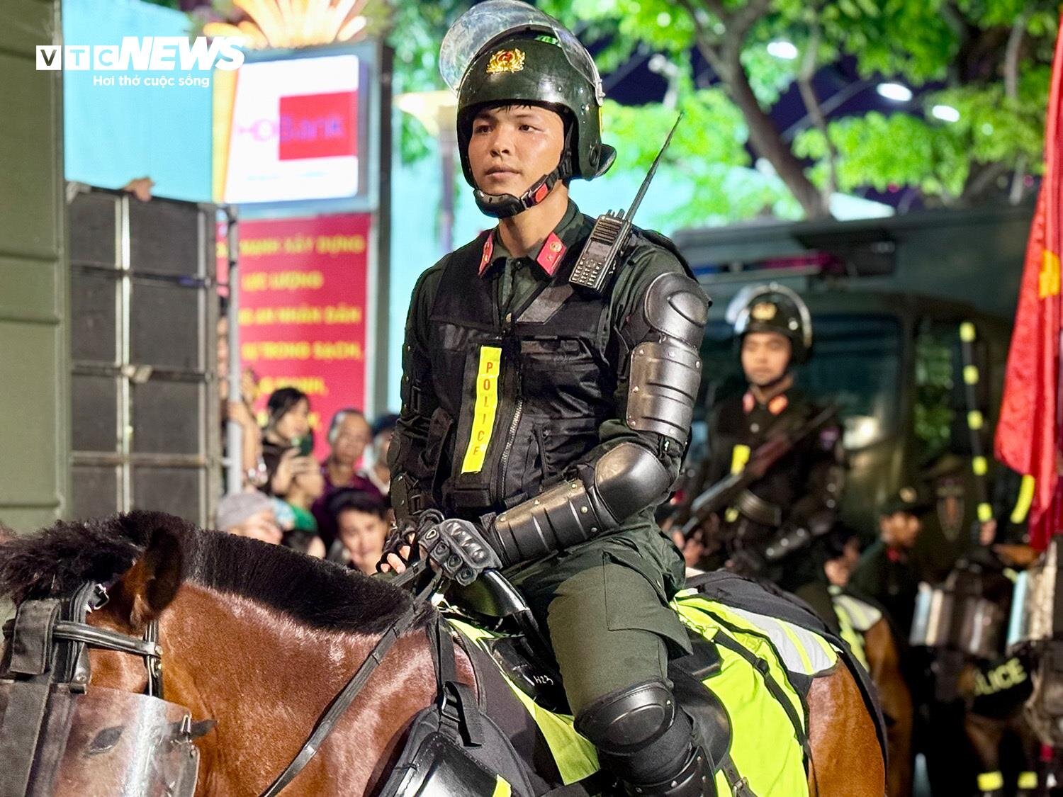 Défilé de la cavalerie mobile de la police sur la rue piétonne Nguyen Hue - 2