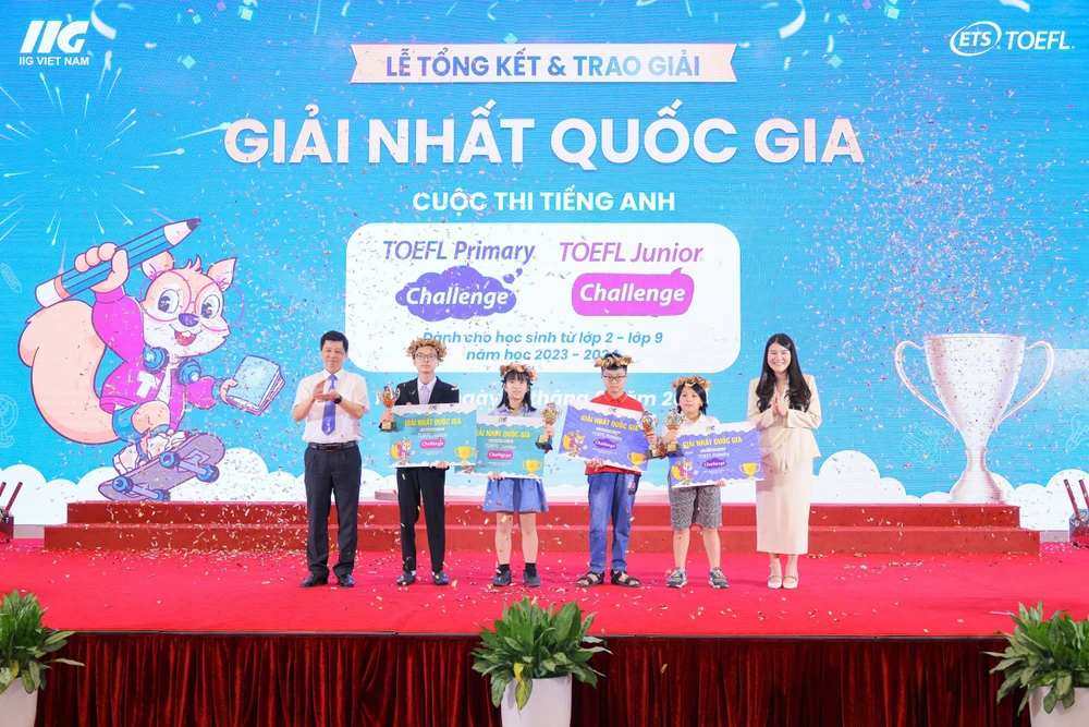 Les organisateurs ont décerné des prix aux lauréats du premier prix. (Photo : PV/Vietnam+)