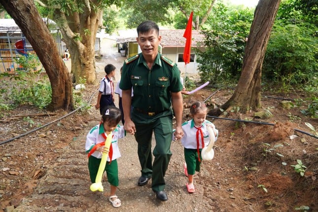 Ấm áp tình thương và lớp học nơi đảo xa của thầy giáo quân hàm xanh ảnh 3