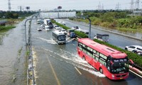 Using sandbags to prevent flooding on Phap Van - Cau Gie highway