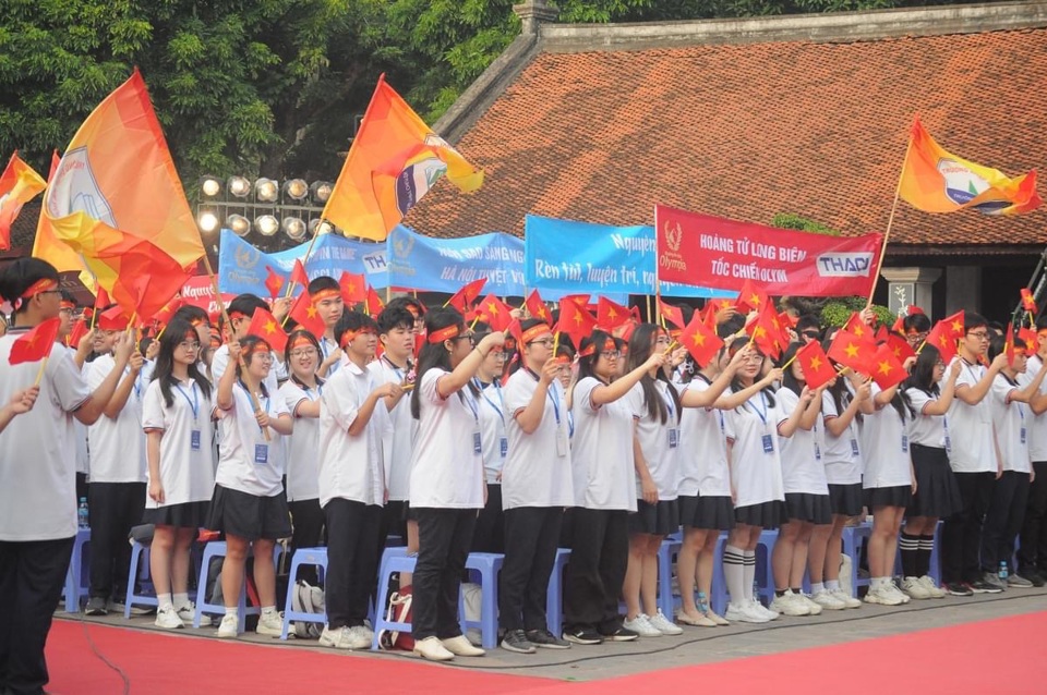 Tinh thần cổ vũ hết mình của học sinh Trường THPT Chuyên Đại học Sư phạm dành cho "nhà leo núi" Nguyễn Nguyên Phú.