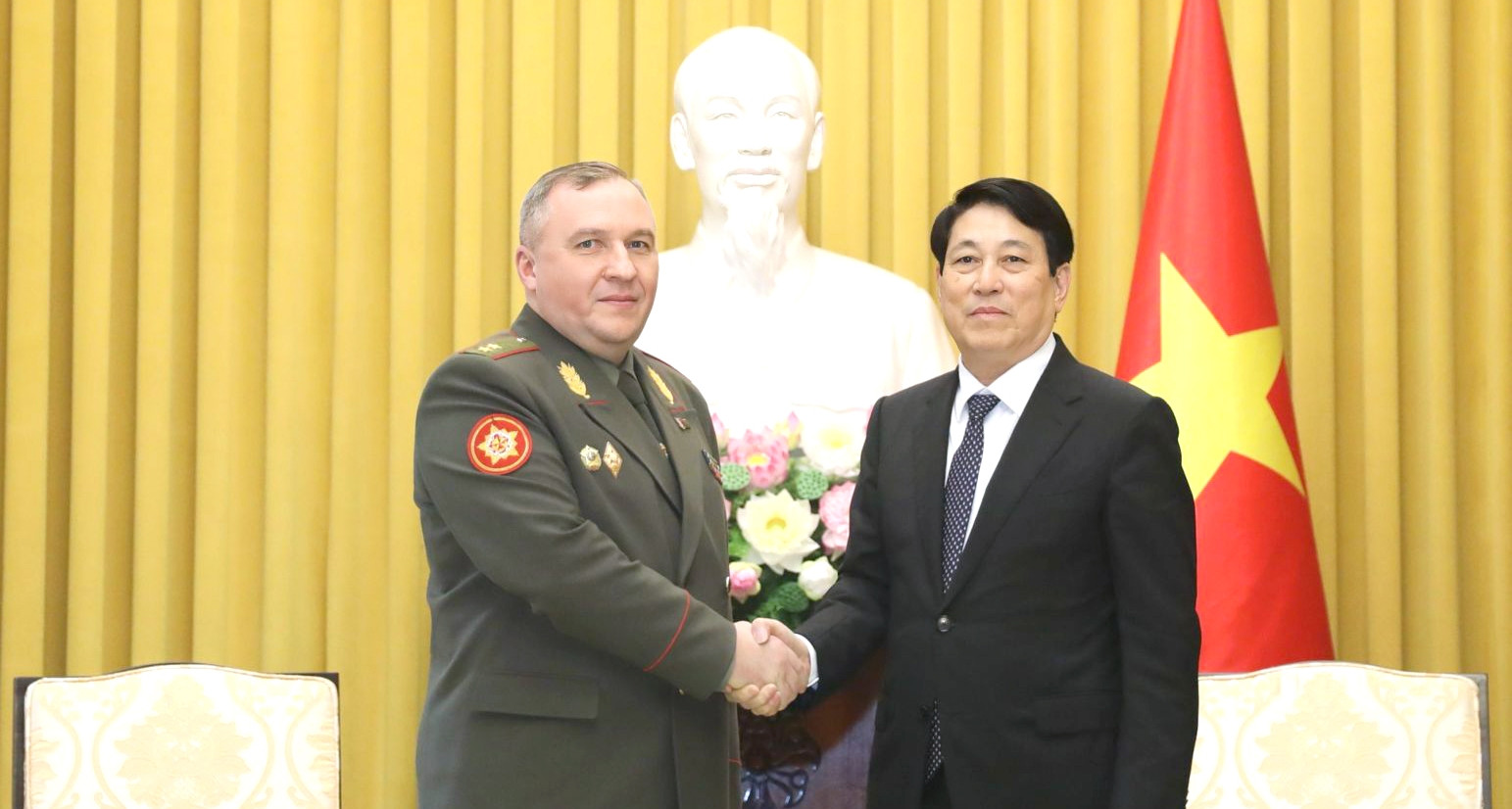 Presidente propone a Vietnam y Bielorrusia impulsar cooperación en defensa