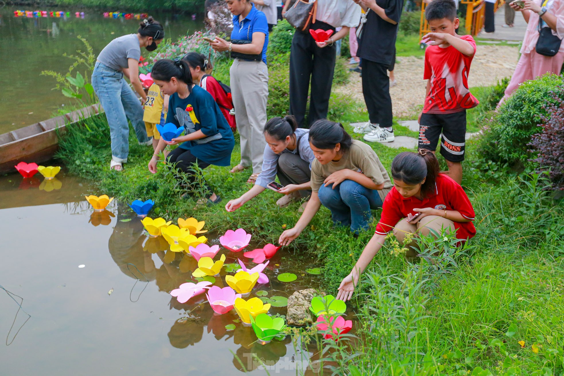 People in the capital release flower lanterns to show their gratitude during Vu Lan festival photo 7