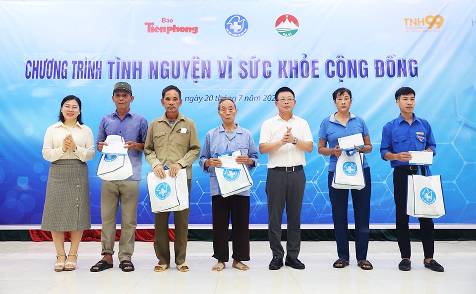 The program's Organizing Committee presented 5 gifts to families in difficult circumstances in Minh Chau commune.