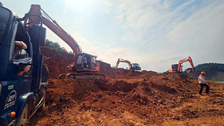 Baustelle für 175 Stromkreise der 500-kV-Leitung 3 in der Gemeinde Cam Thach, Bezirk Cam Xuyen, Ha Tinh - Foto: EVN