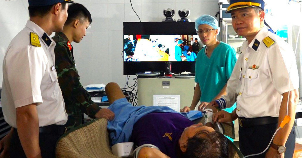 Los médicos militares de Truong Sa rescatan a un pescador en apuros que casi se corta el tobillo.