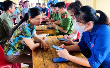 เจ้าหน้าที่สหภาพเยาวชนให้คำแนะนำชาวตำบลบ่าวดาบในการติดตั้งแอปพลิเคชันเยนไป๋-เอส