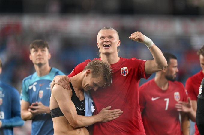 팀 동료 외데고르는 키프로스를 상대로 3-1로 승리한 후 홀란드의 골을 축하했습니다. 사진: VG