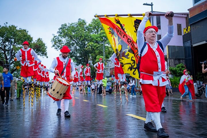 Con una serie de actividades y eventos celebrados durante el Año Nacional de Turismo y el Festival de Hue 2025, Hue espera atraer entre 4,8 y 5 millones de turistas, de los cuales los visitantes internacionales representan entre 38 y 5 millones, el 40% del total de visitantes; Los ingresos totales del turismo alcanzaron entre 10.800 y 11.200 mil millones de VND.