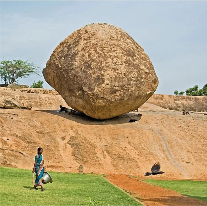 Ce rocher pèse plus de 250 tonnes, mesure 6 m de haut et a un diamètre de 5 m, situé sur une pente de 45 degrés. (Photo : The Epoch Times)