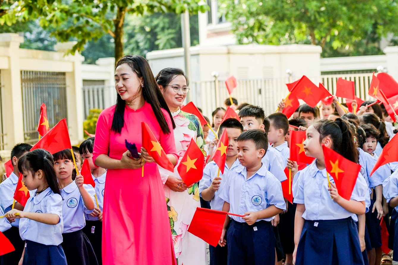 “เมื่อเห็นครูปฏิเสธที่จะยกเว้นค่าเล่าเรียนให้บุตรหลาน เจ้าหน้าที่โรงเรียนก็ยิ่งรู้สึกแย่เข้าไปอีก”