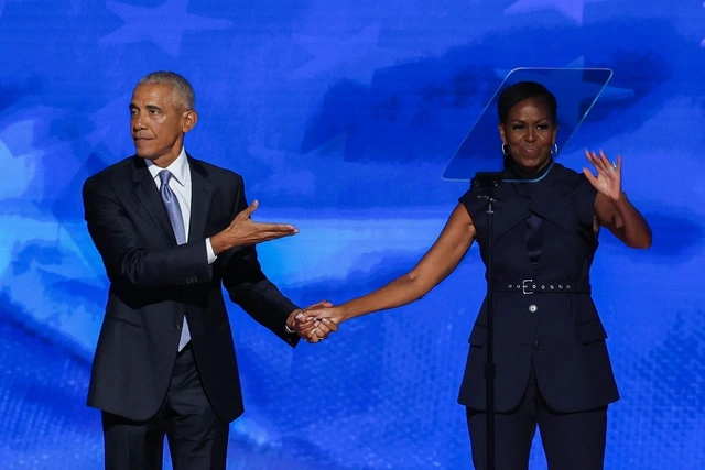 Vợ chồng ông Obama gay gắt chỉ trích ông Trump, khen bà Harris