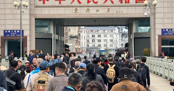 Decenas de miles de turistas chinos ingresan a Vietnam a través de la Puerta Fronteriza Internacional de Mong Cai.