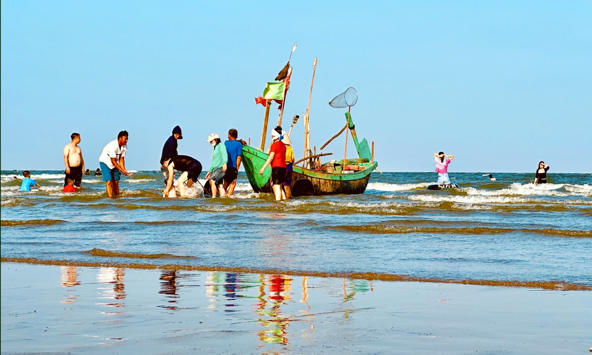 Bustling posing next to the fishing village in the middle of Sam Son beach city photo 14