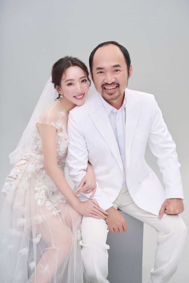 In the wedding photos, Thu Trang wears a beautiful stylized bridal dress. The actress smiles happily, showing off her increasingly charming and attractive beauty.