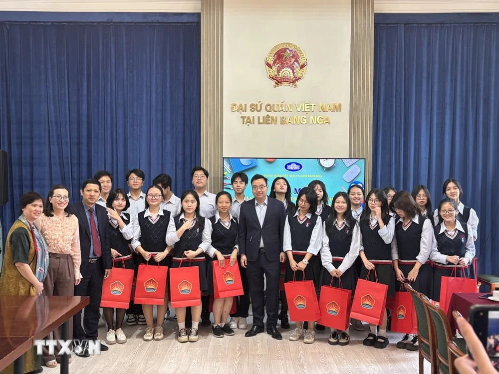 Representatives of the Vietnamese Embassy in the Russian Federation and the “Media and Friendship” Fund presented souvenirs to language students and teachers. (Photo: Tam Hang/VNA)