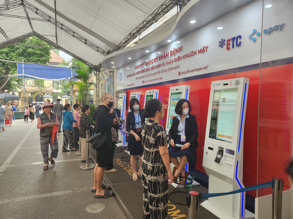 Menschen melden sich für eine medizinische Untersuchung im Xanh Pon General Hospital an. Foto: Hai Linh