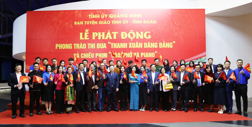 Các đại biểu tại buổi lễ phát động phong trào thi đua "Thanh xuân dâng Đảng" và chiếu phim “Đào, phở và piano” - Ảnh: NGUYỄN THANH