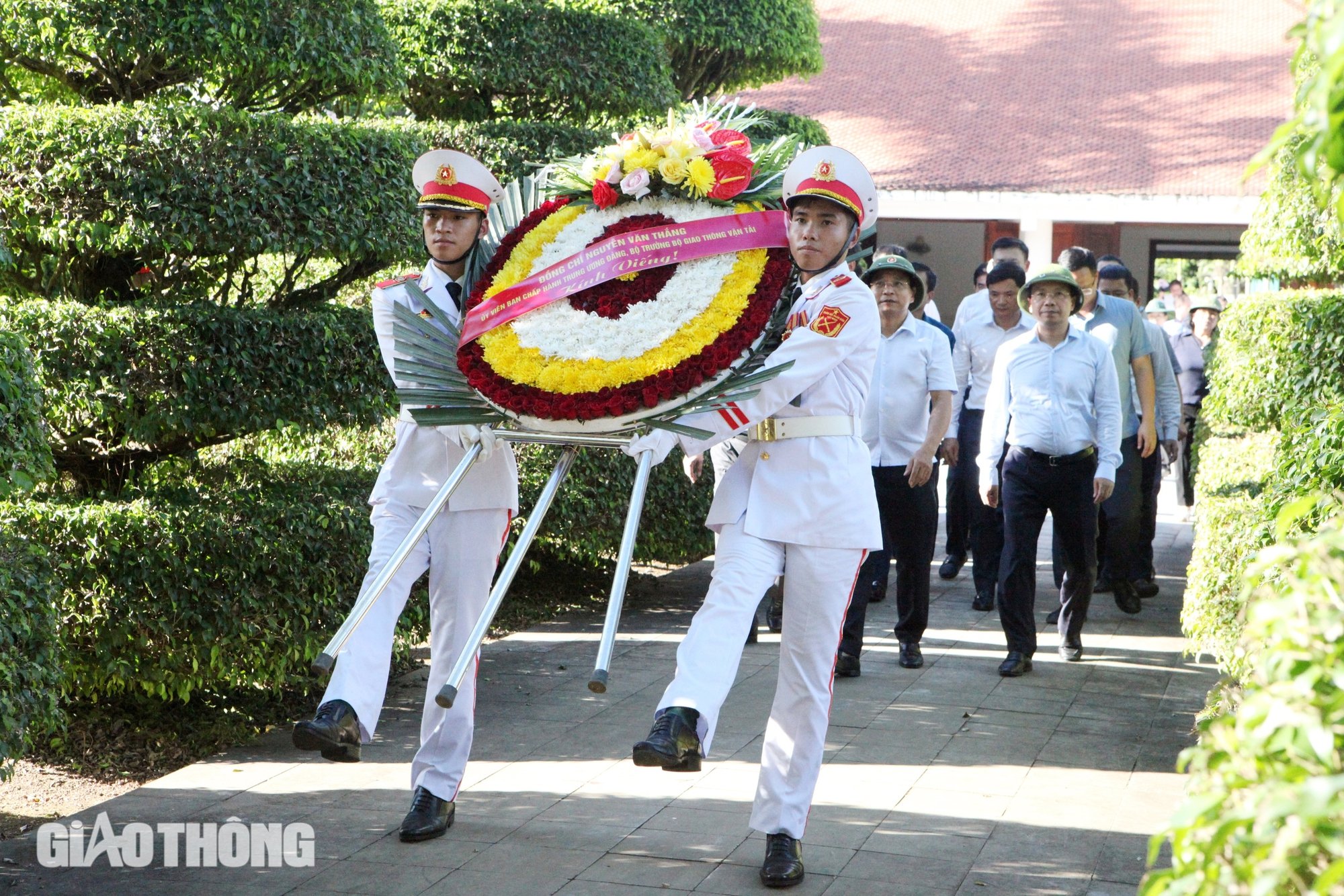 Bộ trưởng Bộ GTVT dâng hương, tri ân các Anh hùng liệt sĩ tại Điện Biên- Ảnh 7.