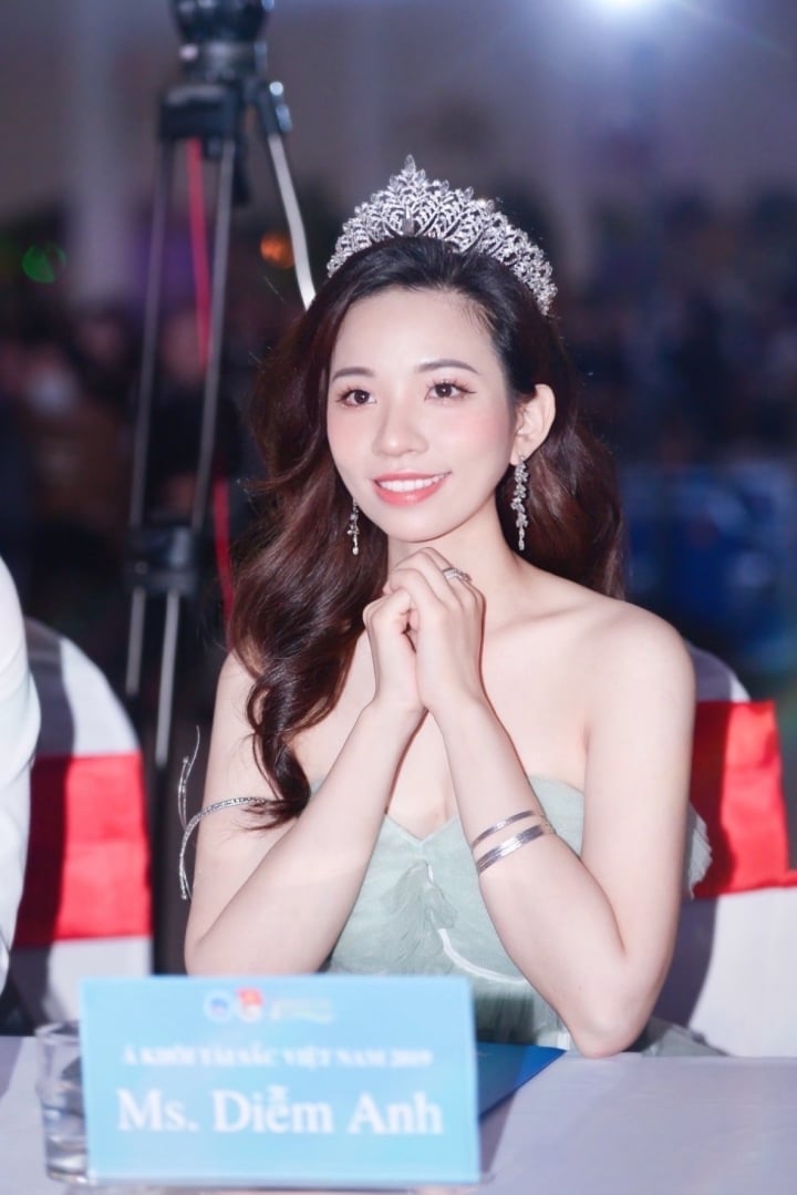 Runner-up Nghiem Hoang Diem Anh was mistaken for a contestant when judging a beauty contest - 1