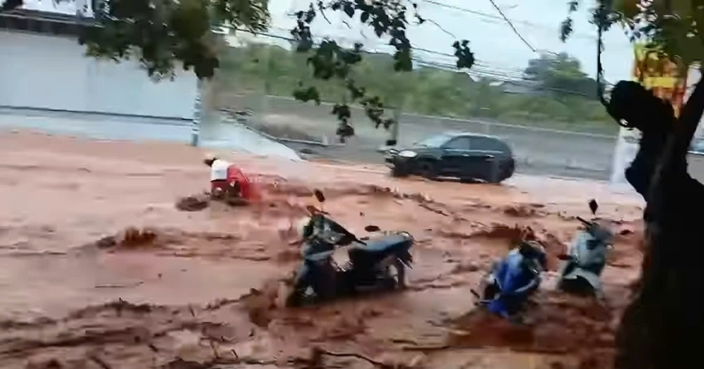 Une inondation de sable a balayé la route et emporté une jeune fille qui conduisait une moto dans la ville de Phan Thiet