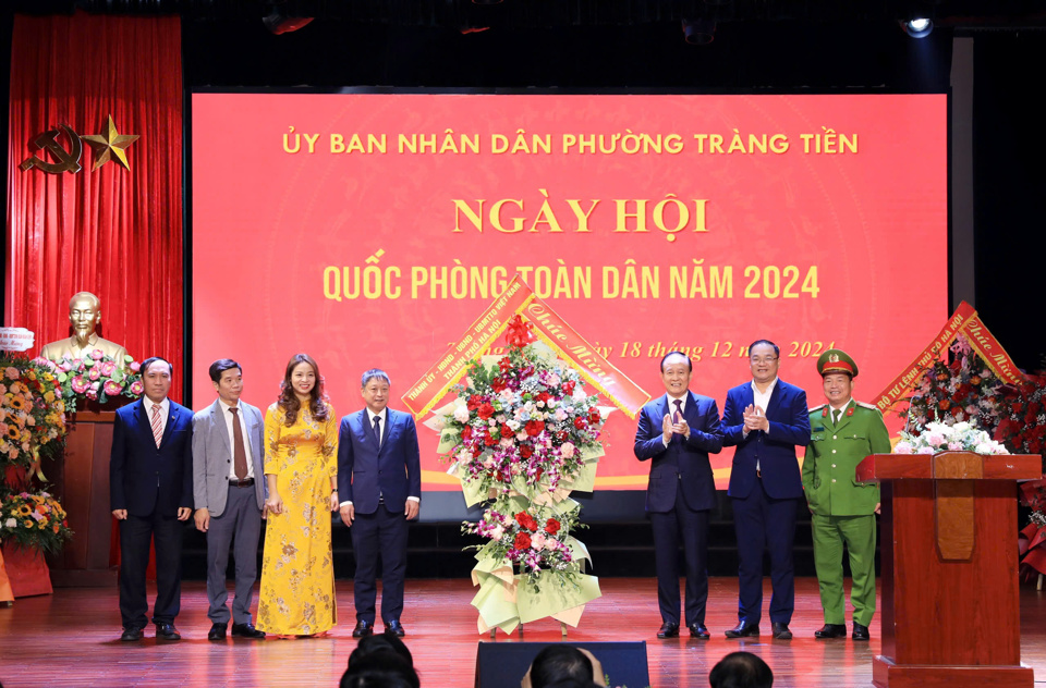 El subsecretario del Comité del Partido de la ciudad y el presidente del Consejo Popular de Hanoi, Nguyen Ngoc Tuan, entregó la cesta de flores de felicitación de la ciudad al Comité Popular del distrito de Trang Tien