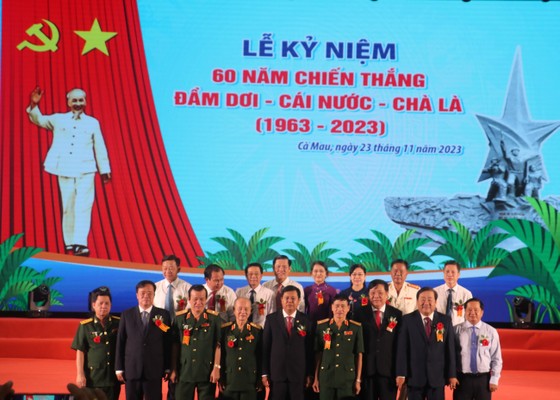 Lãnh đạo tỉnh Cà Mau chụp ảnh lưu niệm với Đại tướng Phạm Văn Trà