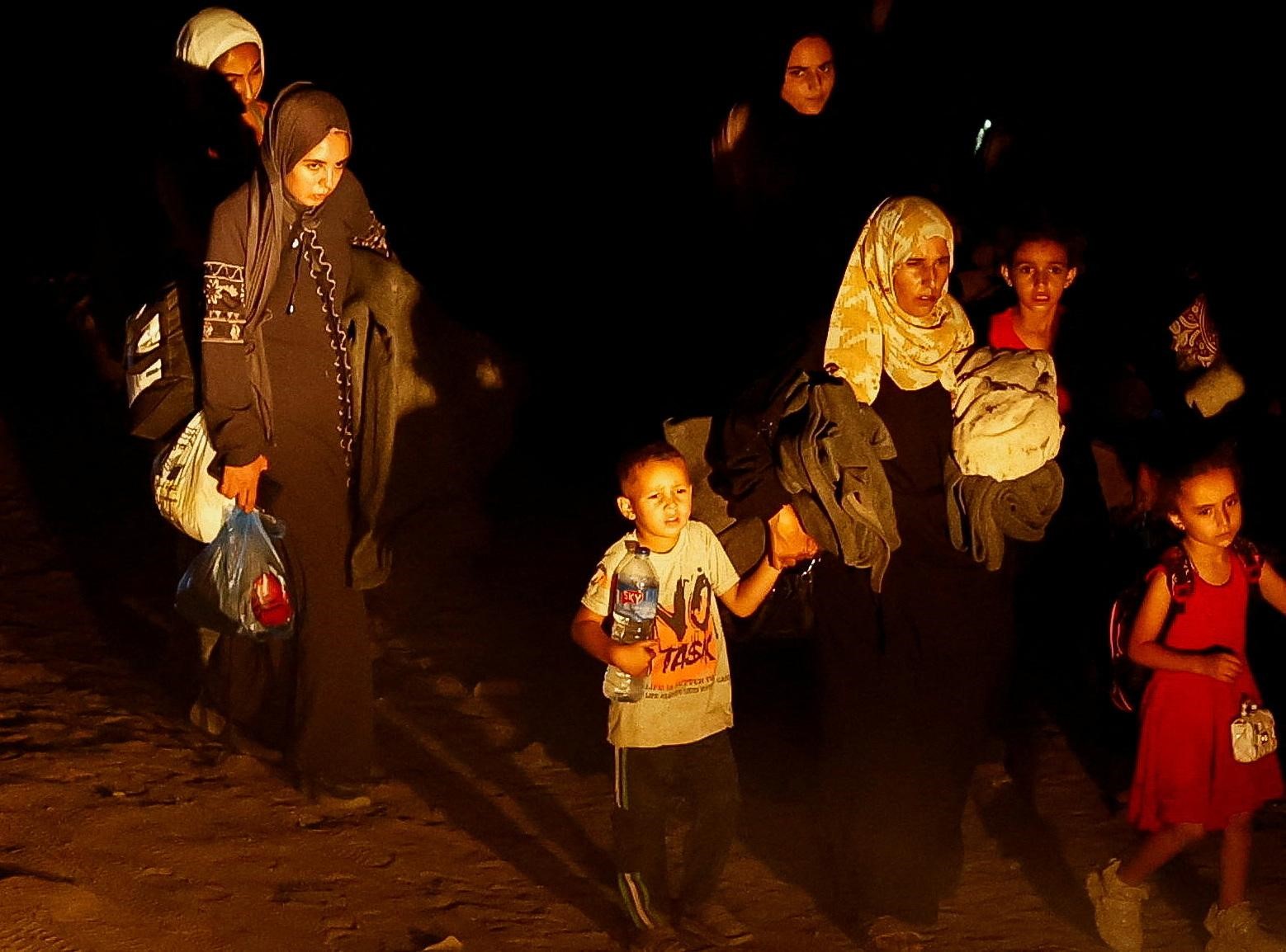 العالم - مسلحون فلسطينيون يطلقون صواريخ على إسرائيل والدبابات تواصل تقدمها داخل غزة